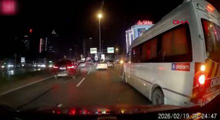  Beşiktaş&rsquo;ta minib&uuml;s şof&ouml;r&uuml; tartıştığı s&uuml;r&uuml;c&uuml;n&uuml;n aracının &ouml;n&uuml;n&uuml; kesti