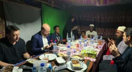 Bilal Erdoğan, ilk iftarını Arakanlı M&uuml;sl&uuml;manlarla birlikte a&ccedil;tı