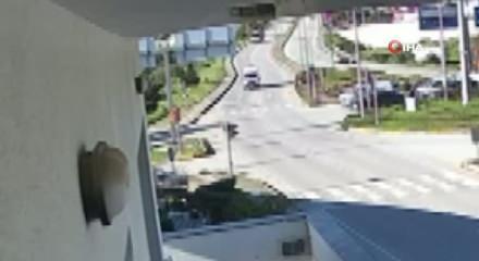 Bodrum'da cipe &ccedil;arpmamak i&ccedil;in manevra yapan ambulans direğe &ccedil;arpıp devrildi!