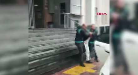 Boşanma aşamasındaki eşini defalarca bı&ccedil;akladı, ardından babasını aradı