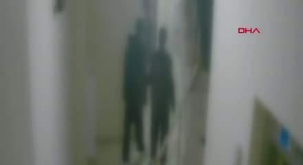 Bunlar nasıl &ccedil;ocuk! Evine giden adama sebepsiz yere tekme tokat saldırdılar