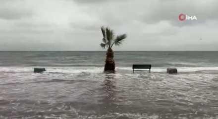 Bursa&rsquo;da denizle kara birleşti, sokaklar g&ouml;le d&ouml;nd&uuml;