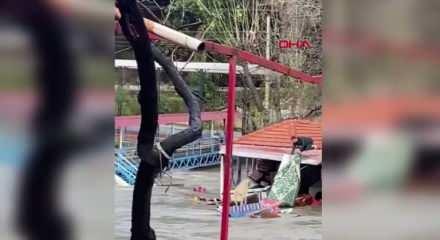 Canını tehlikeye attı, k&ouml;peğini akıntıya kapılmaktan son anda kurtardı