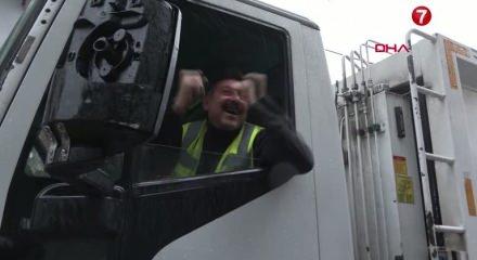 &Ccedil;&ouml;p kamyonu şof&ouml;r&uuml; ile 3 yaşındaki Ayşe'nin dostluk hik&acirc;yesi dikkat &ccedil;ekti