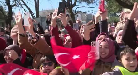 Cumhurbaşkanı Erdoğan, Ataşehir&rsquo;de &ccedil;ocukların sevgi g&ouml;sterileriyle karşılandı