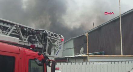 Ey&uuml;psultan&rsquo;da iş yerinde yangın: Alevler 2 d&uuml;kk&acirc;na sı&ccedil;radı