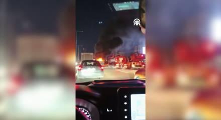 Ey&uuml;psultan&rsquo;da seyir halindeki tır alev aldı