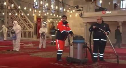 Fatih'teki camiler Ramazan &ouml;ncesi g&uuml;l suyuyla yıkandı