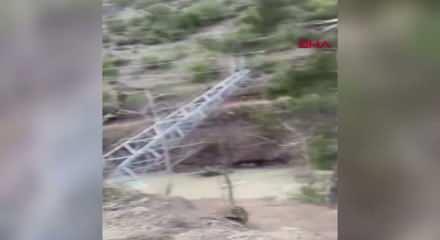 Feke&rsquo;de heyelan: Kızılyer Mahallesi&rsquo;nin yolu kapandı