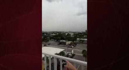 G&ouml;zlerinin &ouml;n&uuml;nde oldu: Yıldırımın d&uuml;şmesi saniye saniye kamerada