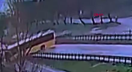 İETT otob&uuml;s&uuml; B&uuml;y&uuml;k&ccedil;ekmece'de yoldan &ccedil;ıktı bariyere &ccedil;arptı