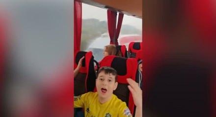 İstanbul'da &ouml;ğrenciler cami ziyaretine ilahilerle gittiler