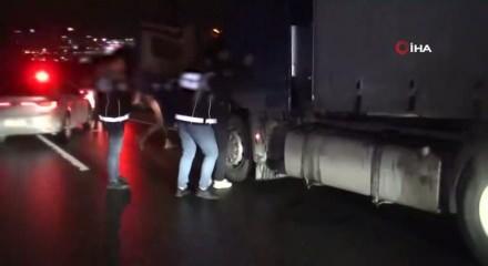 İstanbul'da uyuşturucu operasyonu! Tırda 183 litre metamfetamin ele ge&ccedil;irildi