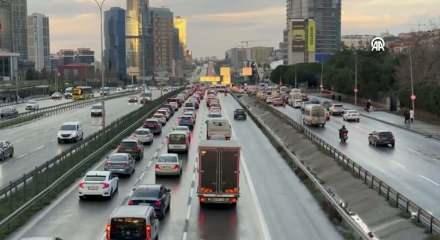 İstanbul'un Anadolu Yakası'nda trafik yoğunluğu y&uuml;zde 90'a ulaştı