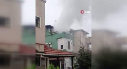 İzmir'de &ccedil;ıkan ev yangınında bir kişi hayatını kaybetti