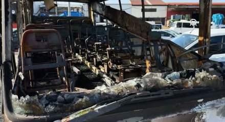 İzmir&rsquo;de park halindeki midib&uuml;ste yangın: 16 yaşındaki &ccedil;ocuk hayatını kaybetti