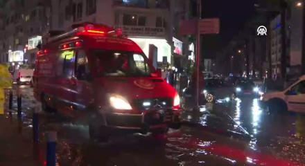 İzmir&rsquo;de sağanak sonrası yollar yine g&ouml;le d&ouml;nd&uuml;, esnaf isyan etti