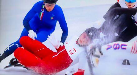 Dehşet anları: Polonyalı sporcunun y&uuml;z&uuml; paten bı&ccedil;ağıyla kesildi