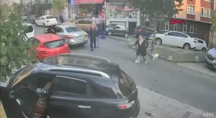 Kendi arabasından d&uuml;şen adam daha sonra arabasının altında kaldı