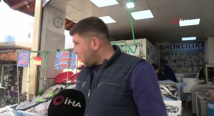 Kilis'te tezgahta g&ouml;rd&uuml;, sevin&ccedil;ten &ccedil;iğ &ccedil;iğ yedi