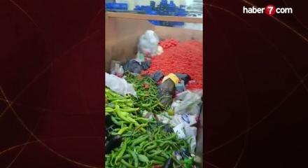 Kilolarca sağlam sebze &ccedil;&ouml;pe atıldı! Vicdansızlık vatandaş kamerasında