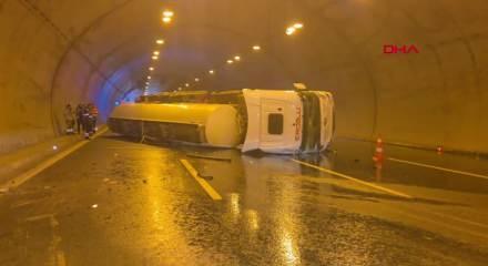 Kuzey Marmara Otoyolu'nda t&uuml;nelde tanker devrildi; trafik yoğunluğu oluştu