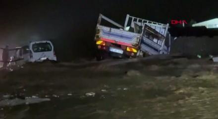 Manisa'da dere taştı, iki ara&ccedil; suda mahsur kaldı