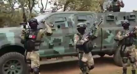 Meksika'da &uuml;lke karıştı: Kartel &uuml;yeleri hava limanını bastı