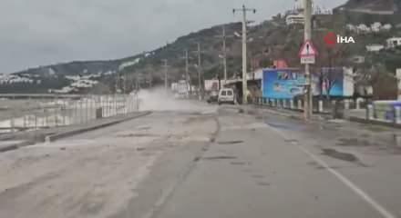 Meteoroloji kıyı b&ouml;lgeleri uyardı: Fırtına şiddetini artırıyor!