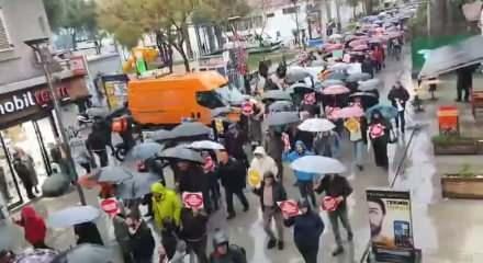 Okullardaki Ramazan oşkusundan tahatsız olan grup İzmir'de y&uuml;r&uuml;y&uuml;ş yaptı