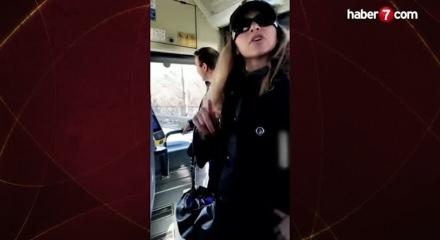 Otob&uuml;ste k&ouml;pek kavgası! 'Savcıyım' dedi, ger&ccedil;ek başka &ccedil;ıktı