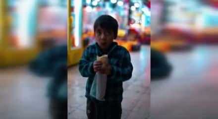  Otogarda s&ouml;yledikleriyle y&uuml;rekleri dağlayan &ccedil;ocuk ve ailesi, yeni evlerine kavuştu