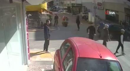 Otomobil ile &ccedil;arpışan motosikletli metrelerce savruldu