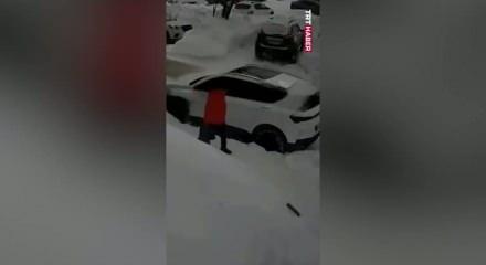 Rusya'da bir kadının &uuml;zerine dev kar k&uuml;tlesi d&uuml;şt&uuml;