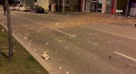 Şiddetli r&uuml;zgar binanın duvarını u&ccedil;urdu