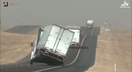 Şiddetli r&uuml;zgar devasa tırı devirdi