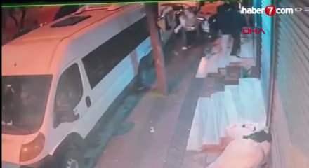 Sultangazi'de apartman &ouml;n&uuml;nde bekleyen 2 &ccedil;ocuğa bı&ccedil;aklı saldırı kamerada