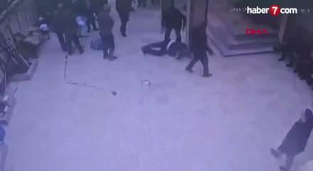 Sultangazi'de cami avlusunda dayısına kaldırım taşıyla saldırdı