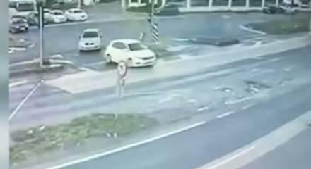 Tır dehşet sa&ccedil;tı! Feci kaza kameralara yansıdı