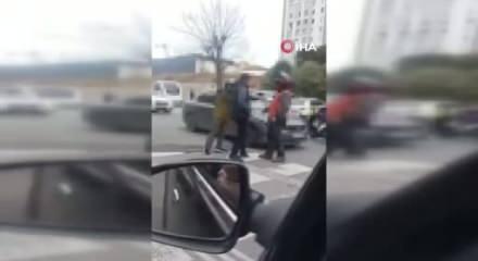 Trafikte silah &ccedil;eken ş&uuml;pheli kıskıvrak yakalandı