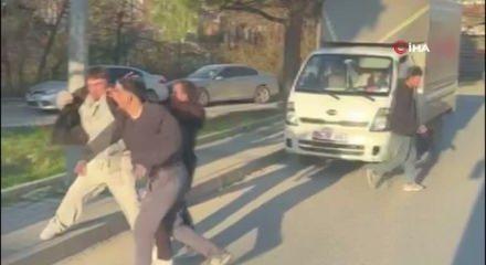 Trafikte yumruklu kavga! Cadde boks ringine d&ouml;nd&uuml;!