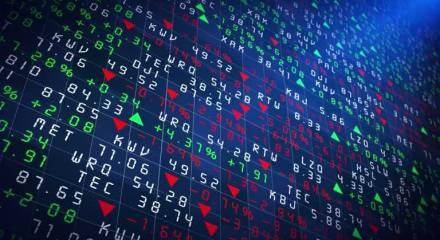 Trump&rsquo;ın g&uuml;mr&uuml;k vergilerini iptal etmesinin ardından ABD borsaları y&uuml;kselişe ge&ccedil;ti