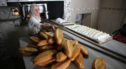 Yaylanın dumanı t&uuml;ten tek fırınında ekmekler kadın ustadan