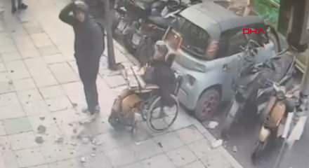 Yolda y&uuml;r&uuml;rken başına sıva par&ccedil;aları d&uuml;şen &ccedil;ocuk yaralandı!