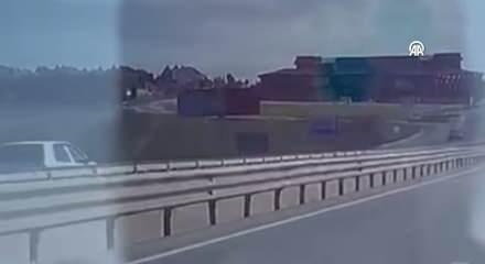 Pes artık dedirten olay! 87 yaşındaki s&uuml;r&uuml;c&uuml; metrelerce ters şeritte s&uuml;rd&uuml;