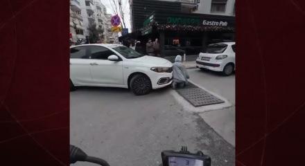 İzmir'de logar kapağına takılan vatandaş az kalsın eziliyordu