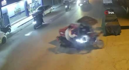 Adana'da motosikletin karıştığı kaza anı y&uuml;rekleri ağza getirdi