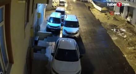 Sokak k&ouml;peklerinin dehşeti kamerada: Teravih d&ouml;n&uuml;ş&uuml; yaşlı kadına saldırdılar