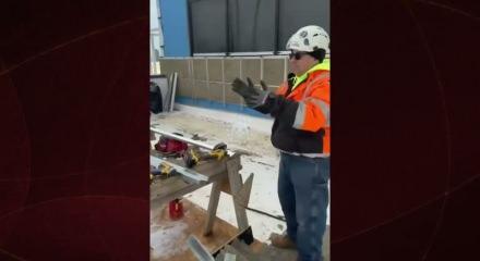 Amerikalı iş&ccedil;iler "K&acirc;be&rsquo;de hacılar&rdquo; ilahisini dinlerken g&ouml;r&uuml;nt&uuml;lendi.