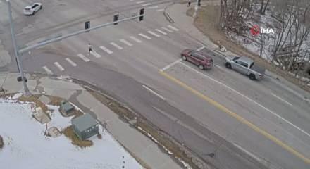 ABD'de iki ara&ccedil;, yolun aniden &ccedil;&ouml;kmesiyle &ccedil;ukura d&uuml;şt&uuml;